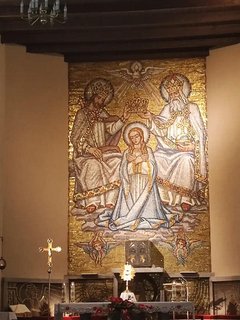 Kościół w Szczawnie-Zdroju: Mozaikowy skarb pod wieżą z historią Wieniawskiego