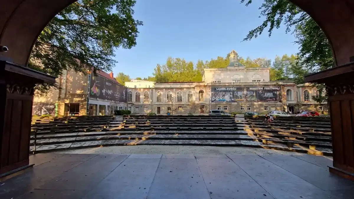 Muszla Koncertowa w Lądku-Zdroju: Serce kultury najstarszego uzdrowiska