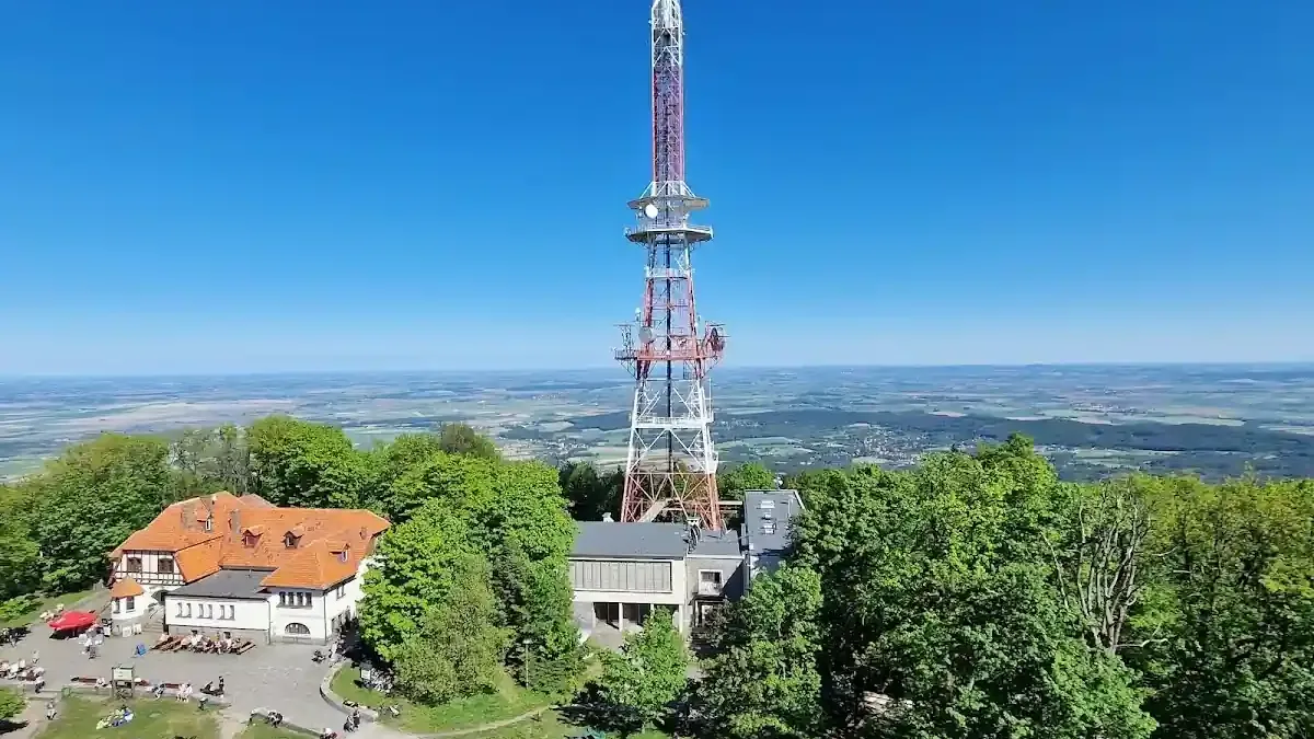 Ślęża: Mistyczna Góra Słowian w zimowej odsłonie – przewodnik po dolnośląskim Olimpie