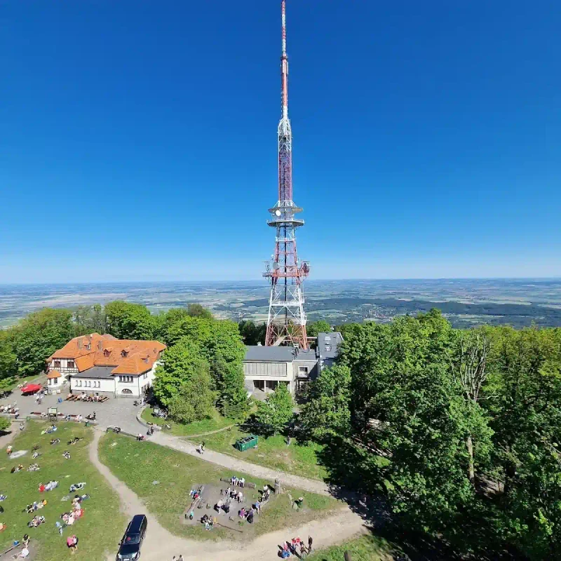Ślęża: Mistyczna Góra Słowian w zimowej odsłonie – przewodnik po dolnośląskim Olimpie