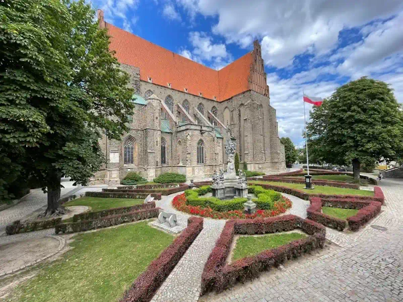 Bazylika w Strzegomiu: Granitowy gigant z hektarem dachu