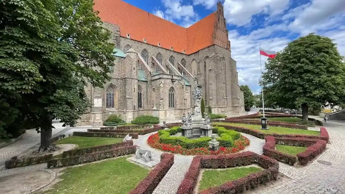 Bazylika w Strzegomiu: Granitowy gigant z hektarem dachu