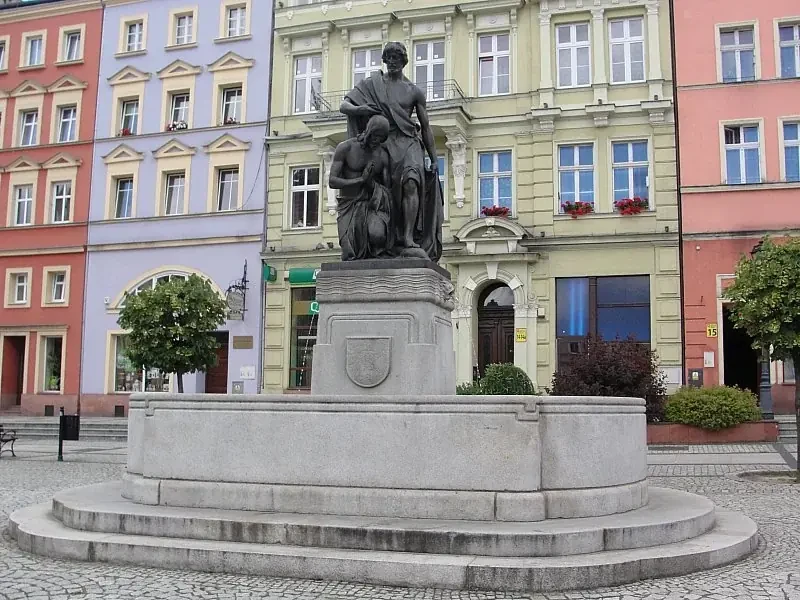 Ratusz w Nowej Rudzie: Perła architektury na zboczu