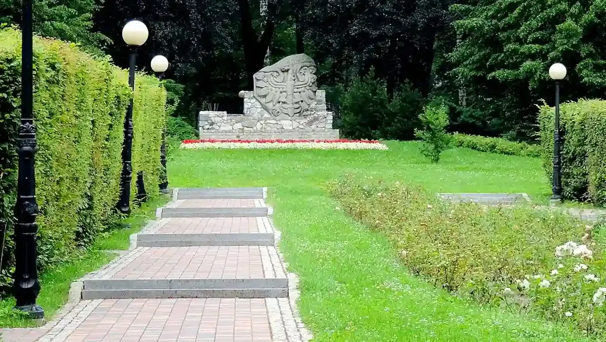 Pomnik Orła Białego: Symbol na szlaku historii