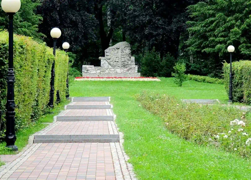 Pomnik Orła Białego: Symbol na szlaku historii