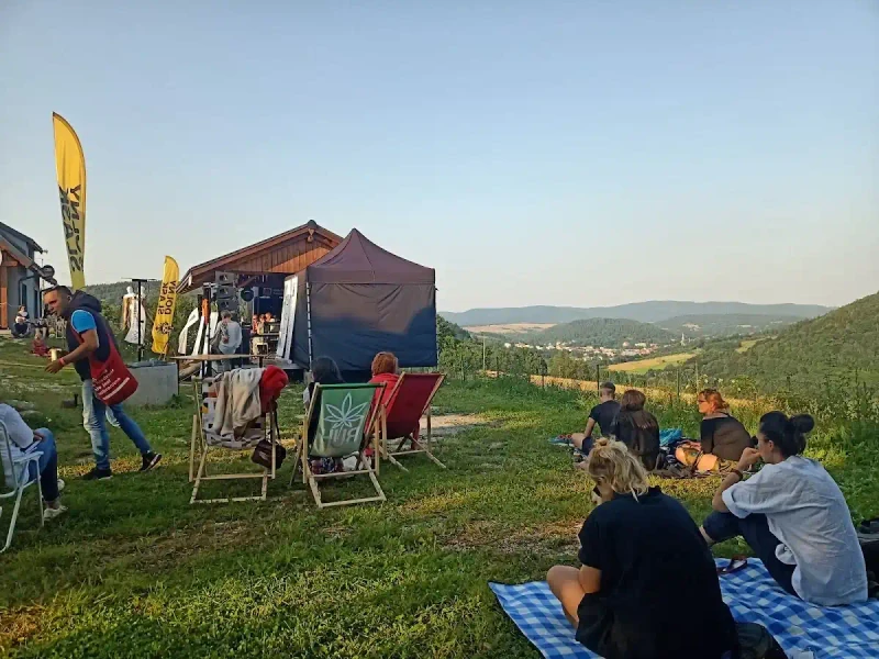 Odpoczynek na szlaku: Przegląd wiat turystycznych w regionie