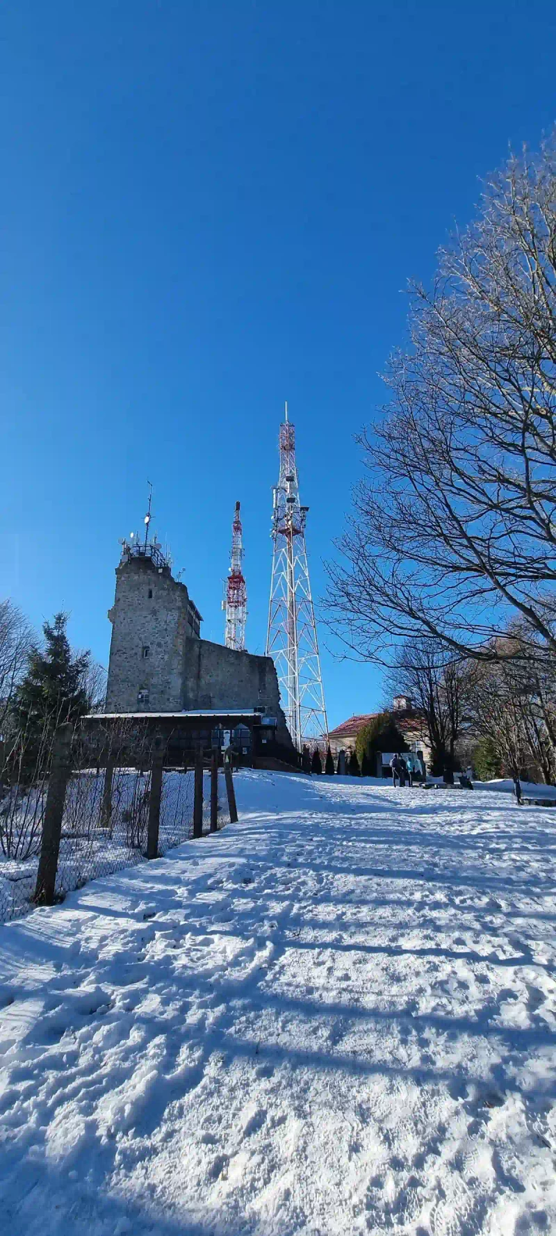 Wiata Turystyczna w Szczawnie-Zdroju: Idealny cel zimowego spaceru