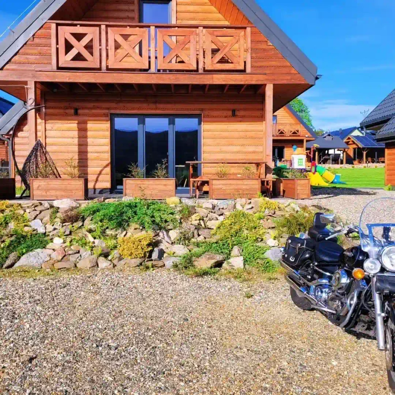 Osada Orlica w Lasówce: Nowoczesna stodoła z widokiem na góry