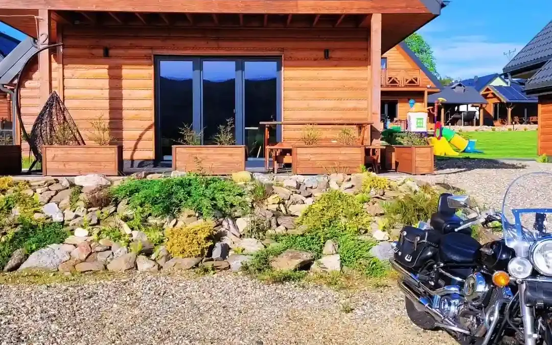 Osada Orlica w Lasówce: Nowoczesna stodoła z widokiem na góry