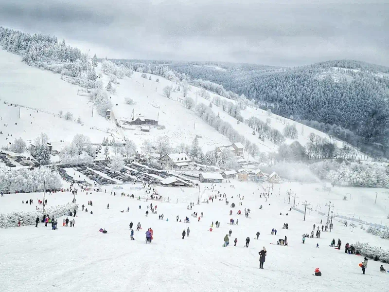 Kompleks Wyciągów Narciarskich Górnik: Rodzinne szusowanie w Rzeczce