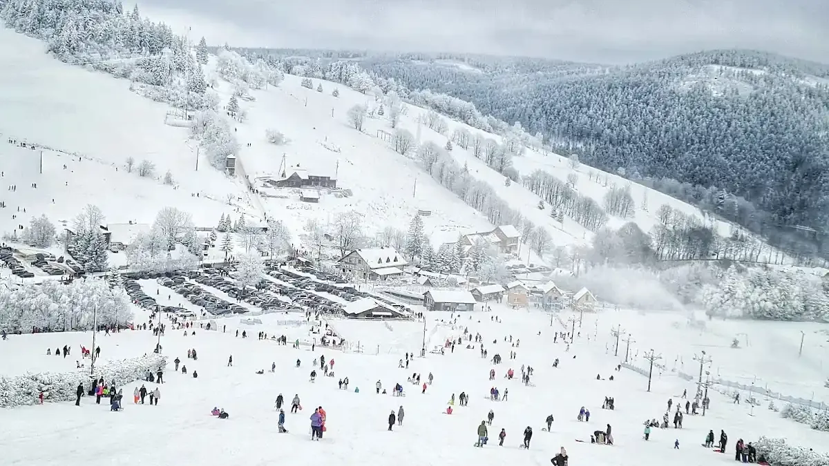 Kompleks Wyciągów Narciarskich Górnik: Rodzinne szusowanie w Rzeczce