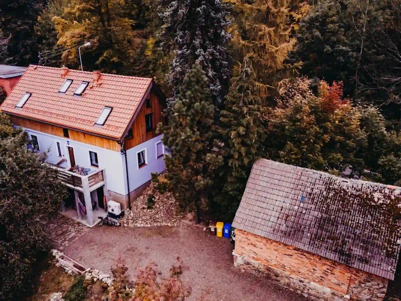 Las Skarpa w Srebrnej Górze: Nowoczesny komfort w cieniu historii
