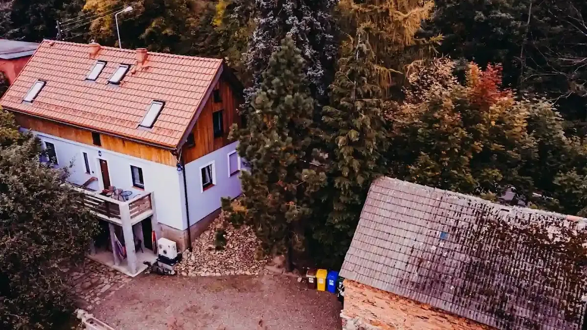 Las Skarpa w Srebrnej Górze: Nowoczesny komfort w cieniu historii