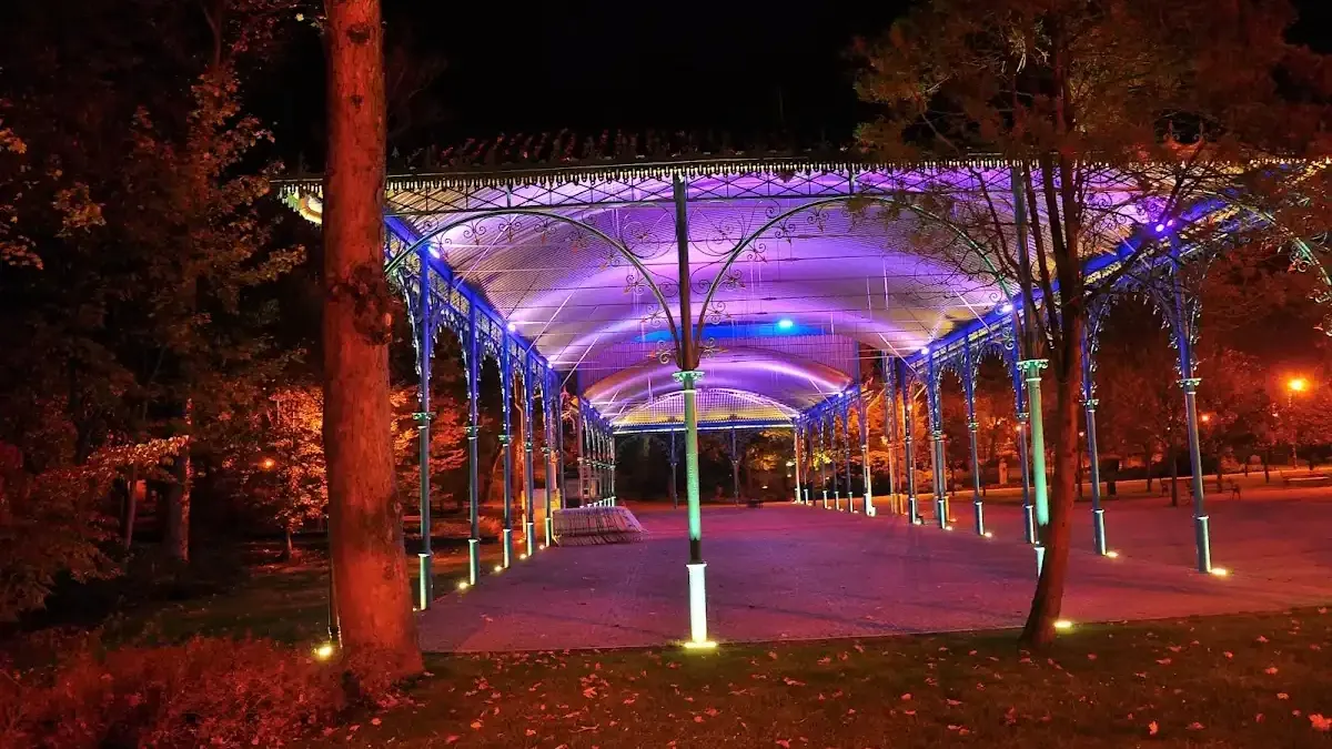 Teatr pod Blachą: Kulturowe serce kudowskiego parku