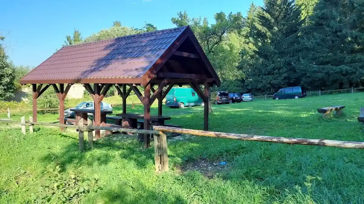Zimowe ognisko: Polana piknikowa jako baza wypadowa