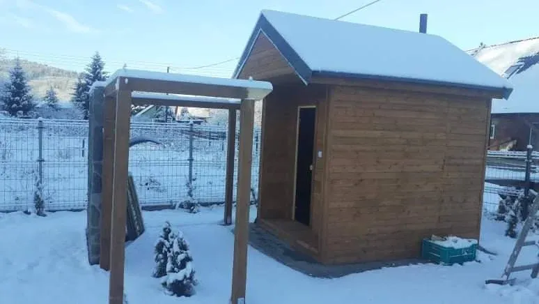 Domki przy Skarpie: Kameralny wypoczynek w cieniu gór