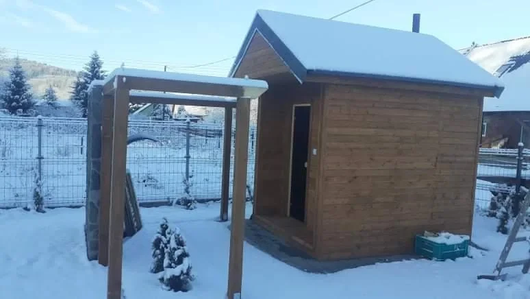 Domki przy Skarpie: Kameralny wypoczynek w cieniu gór