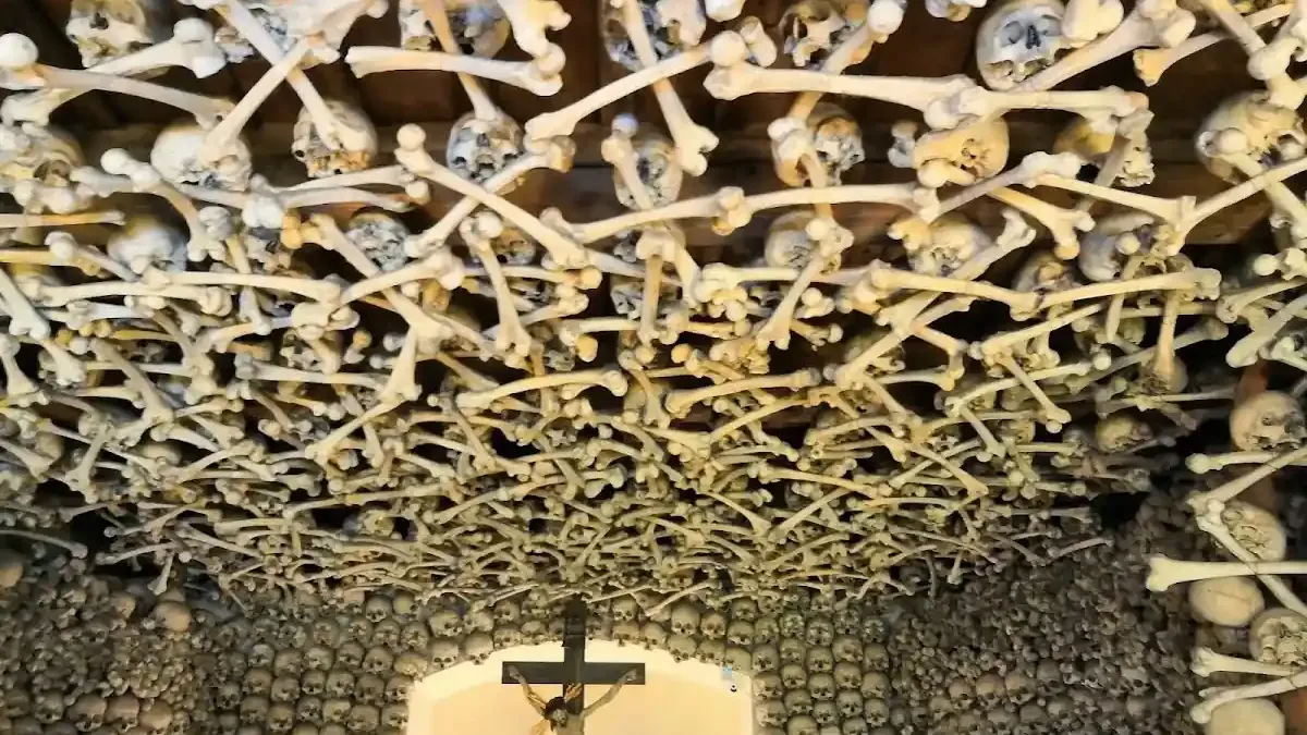 Kaplica Czaszek w Kudowie-Zdroju: Memento Mori ukryte w Czermnej