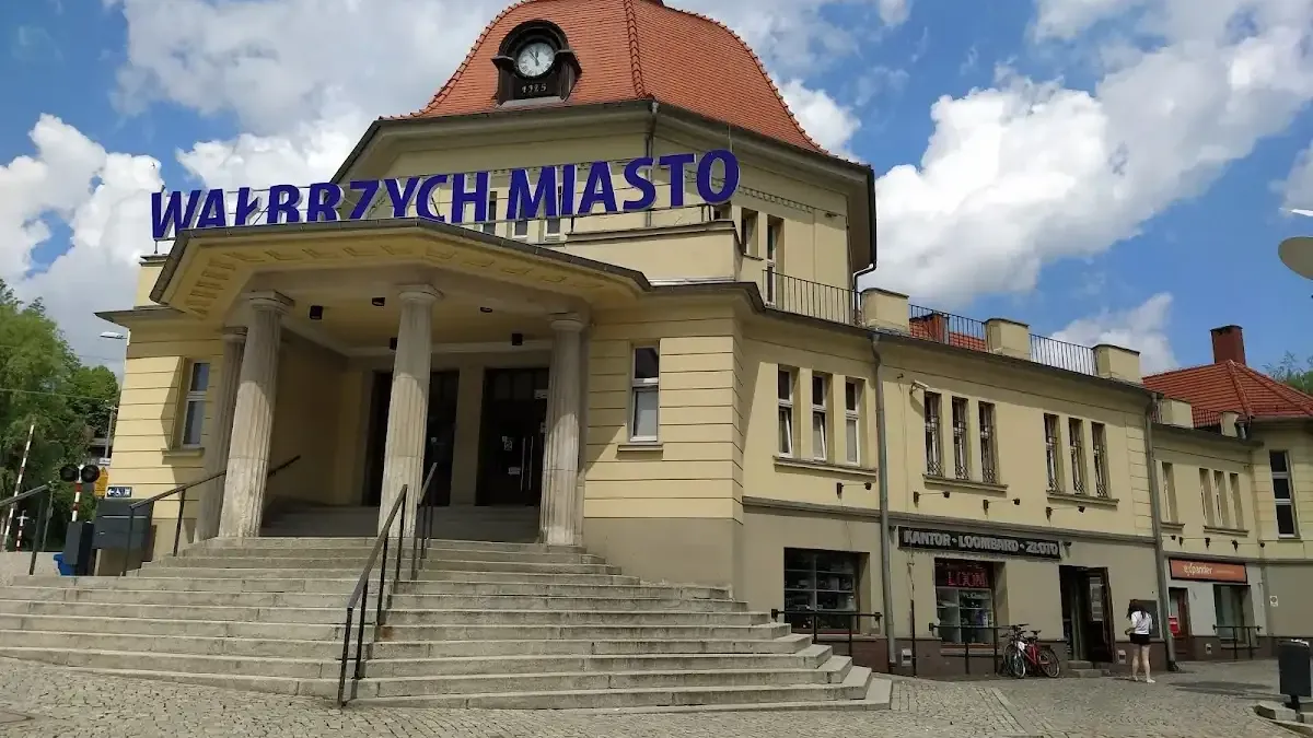 Wałbrzych nocą: Postindustrialny urok w świetle latarni