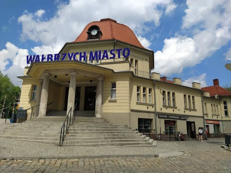 Wałbrzych nocą: Postindustrialny urok w świetle latarni