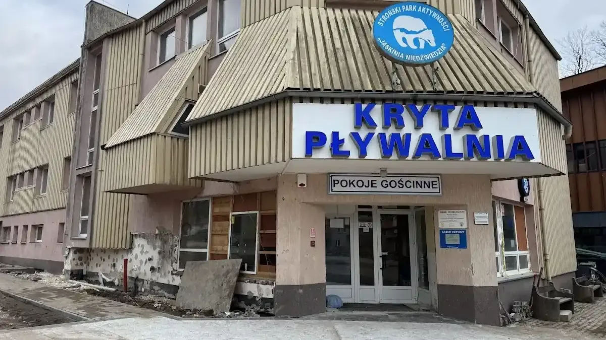 Pływalnia w Stroniu Śląskim: Relaks pod Śnieżnikiem dla aktywnych i marzycieli