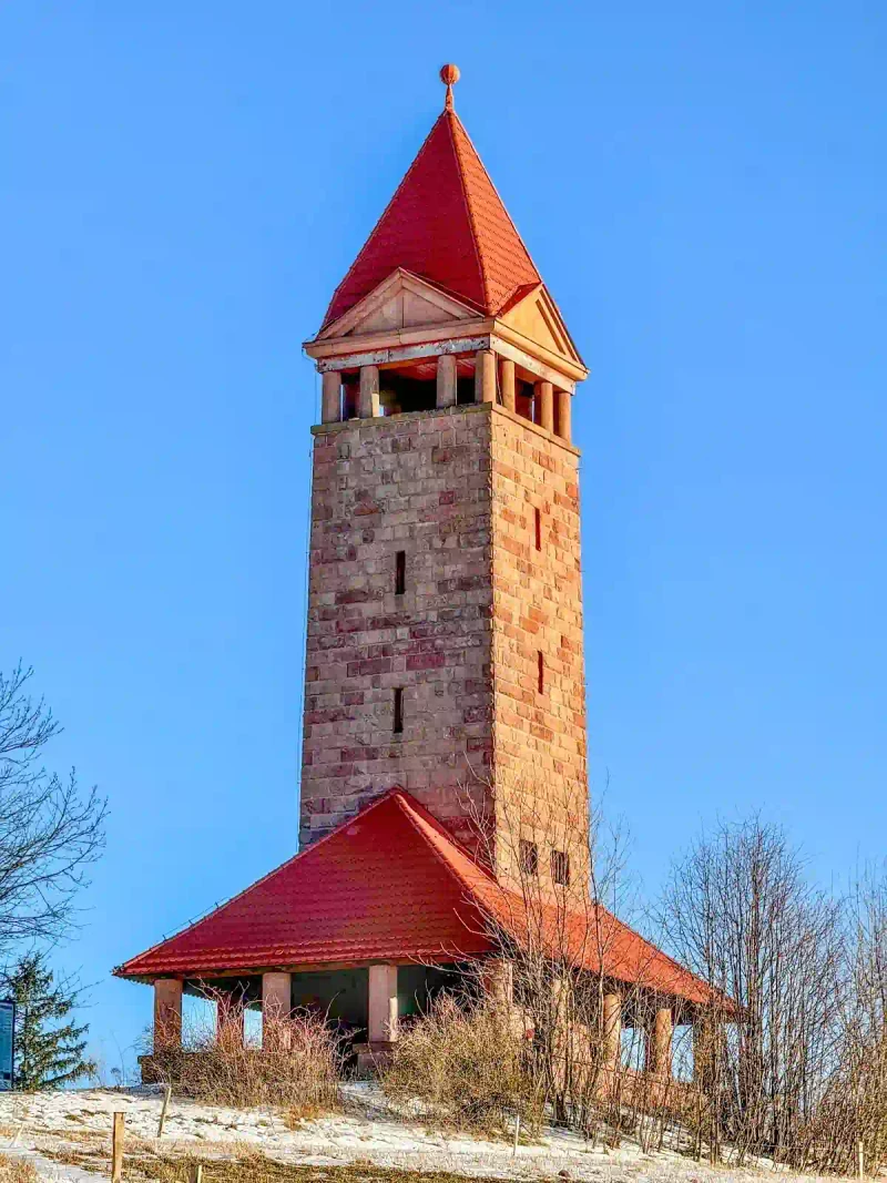 Góra Świętej Anny: Wieża widokowa z czerwonego piaskowca