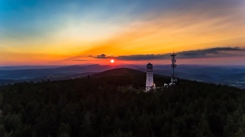 Wielka Sowa: Zimowa wyprawa na dach Gór Sowich – wieża, schroniska i magia ognisk