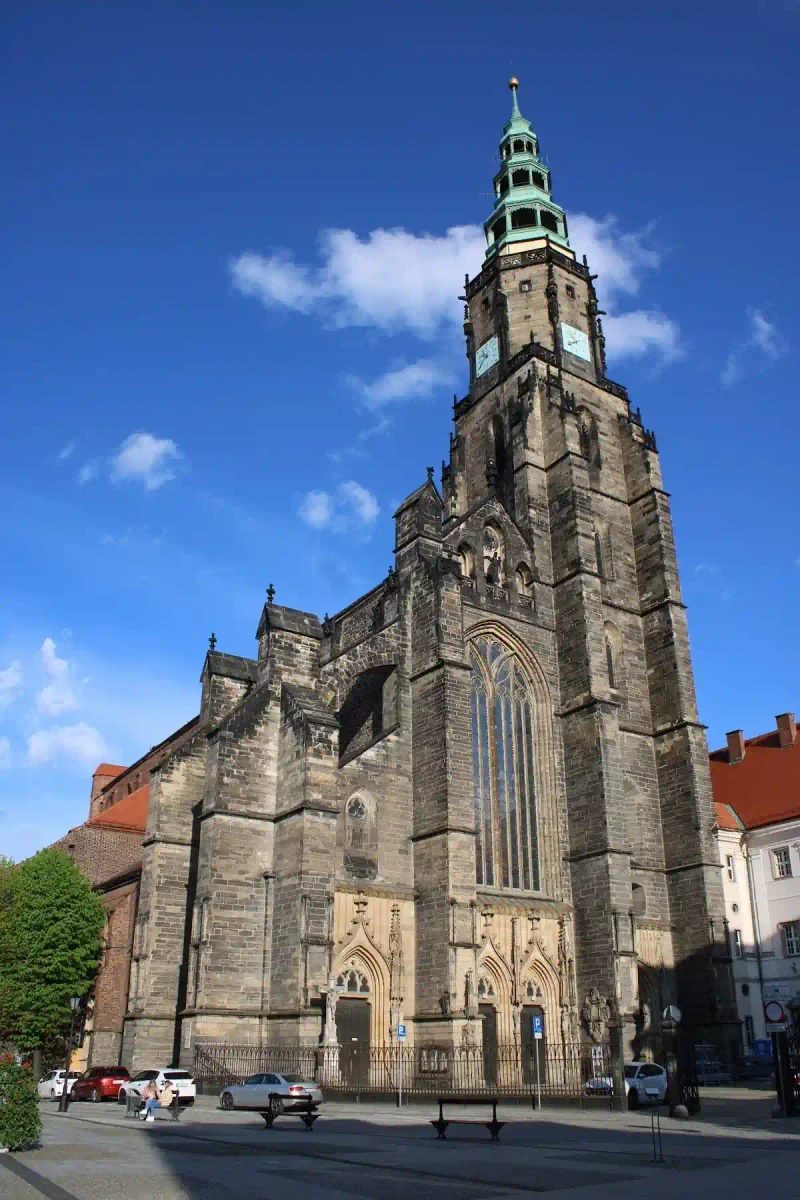 Katedra w Świdnicy: Gotycka potęga i barokowy blask złota oraz różu