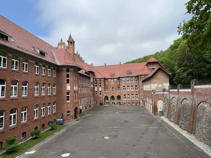 II LO w Wałbrzychu: Neogotycka "Czerwona Szkoła" w zimowej odsłonie