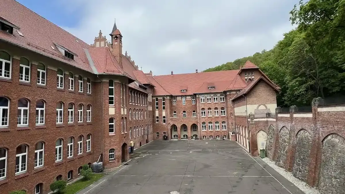 II LO w Wałbrzychu: Neogotycka "Czerwona Szkoła" w zimowej odsłonie