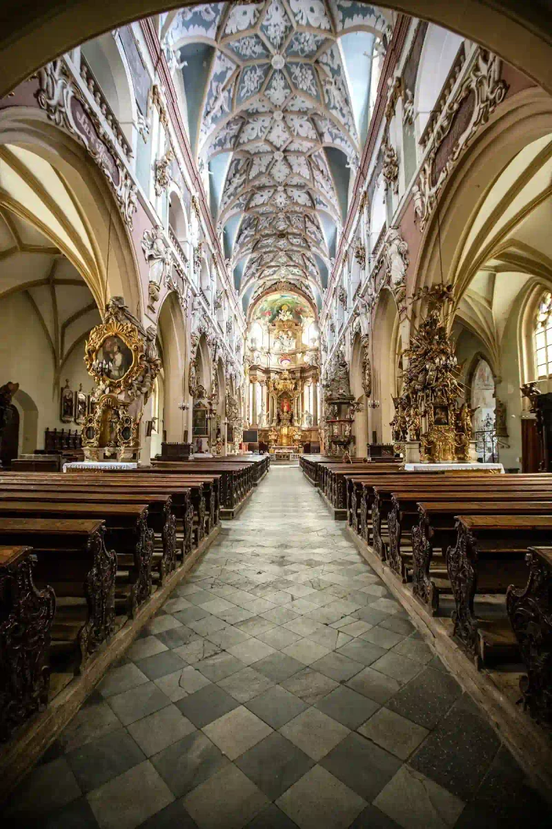 Kościół Wniebowzięcia NMP w Kłodzku: Gotycki majestat i jezuicki przepych