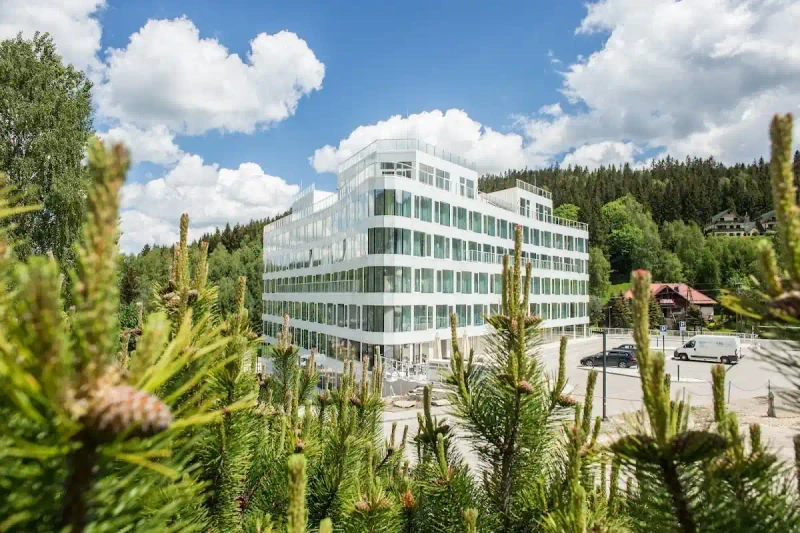 Biała Perła w Czarnej Górze: Nowoczesna architektura w sercu narciarskiego kurortu