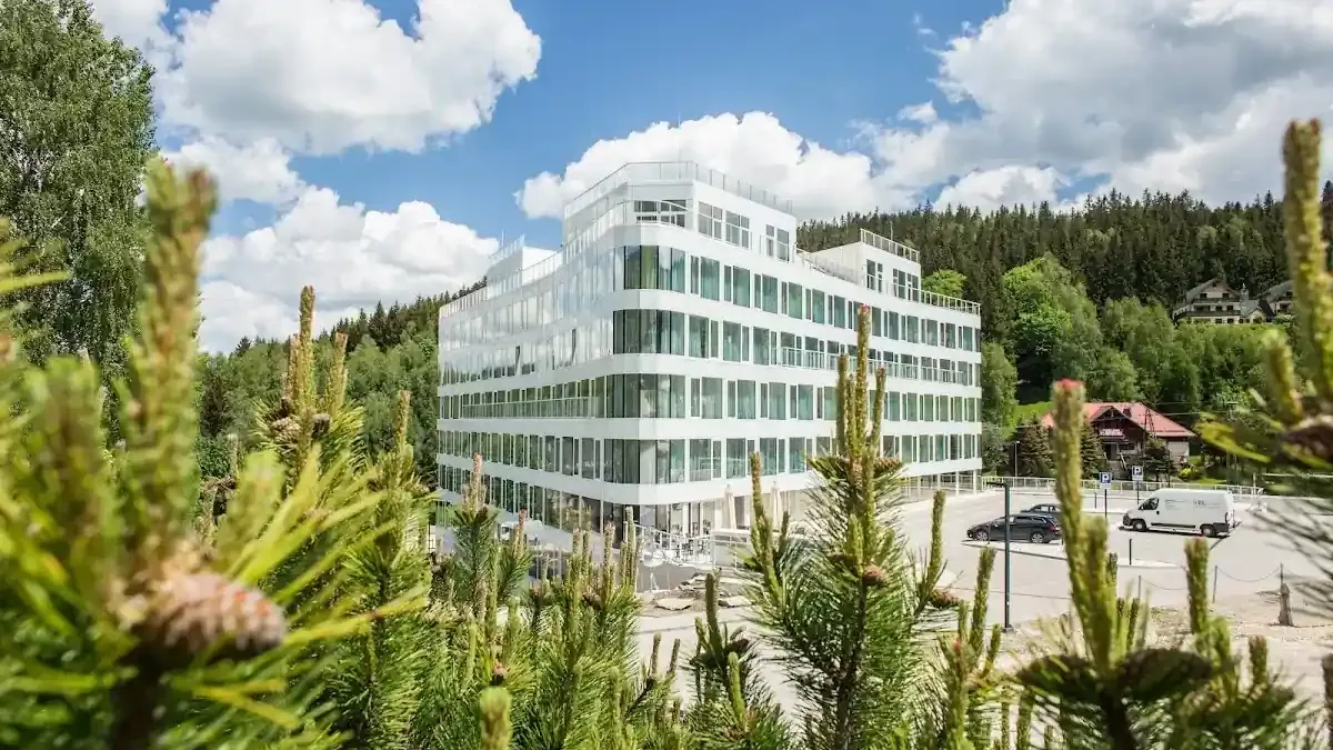 Biała Perła w Czarnej Górze: Nowoczesna architektura w sercu narciarskiego kurortu