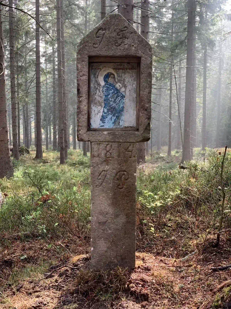 Strażnik Wieczności: Tajemniczy wędrowiec Gór Stołowych