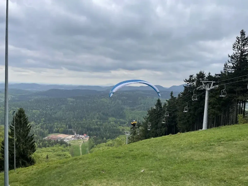 Dzikowiec Wielki zimą: Narciarski azyl i magistrala widokowa pod Wałbrzychem