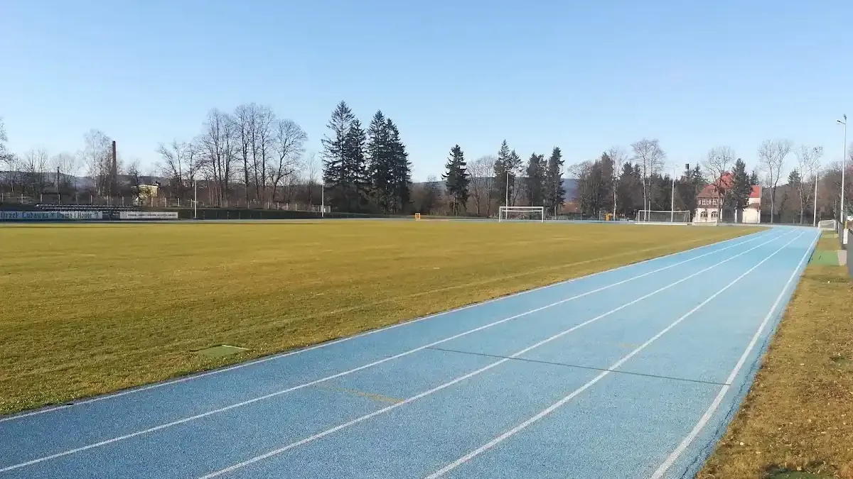 Stadion w Lubawce: Niebieska bieżnia z widokiem na szczyty Sudetów