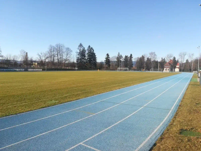 Stadion w Lubawce: Niebieska bieżnia z widokiem na szczyty Sudetów