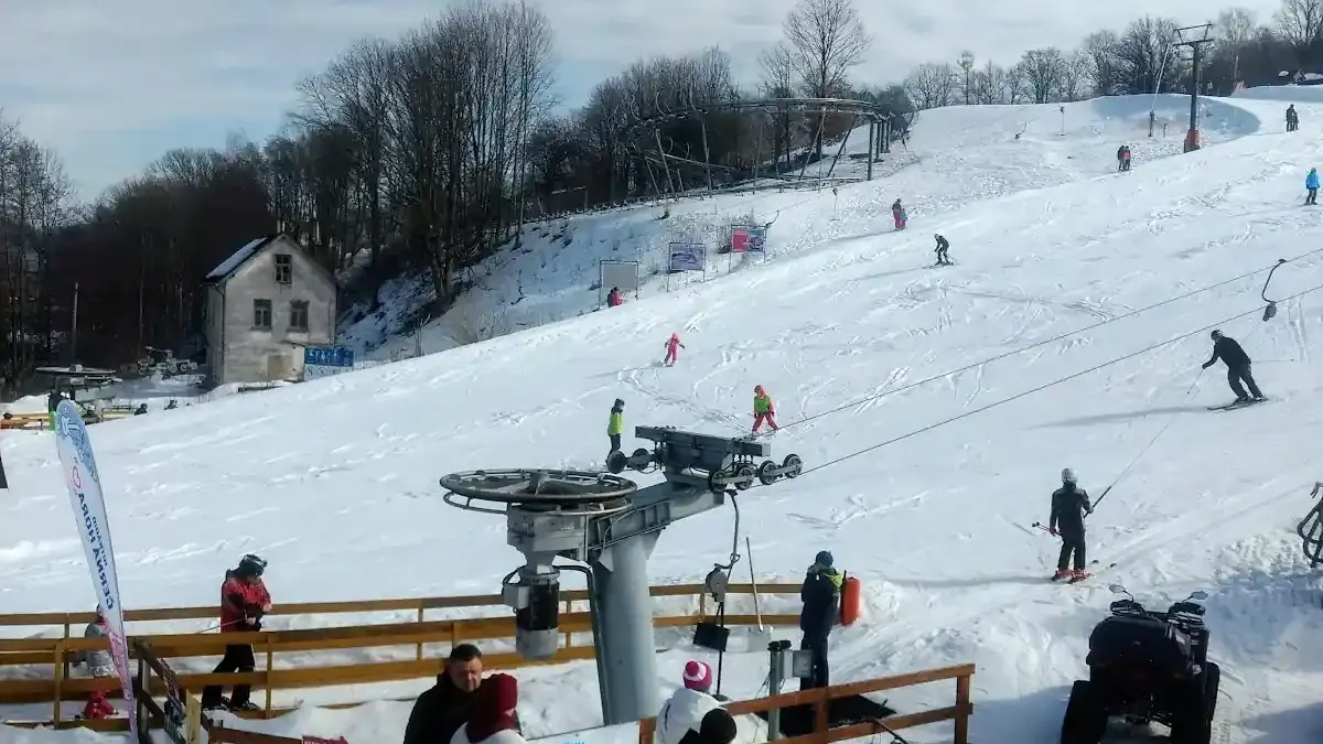 Mladé Buky: Zimowy raj dla rodzin i fanów nocnego szusowania