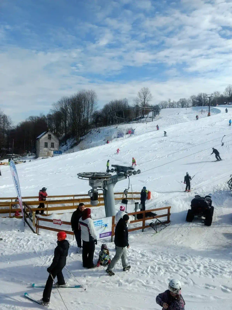 Mladé Buky: Zimowy raj dla rodzin i fanów nocnego szusowania