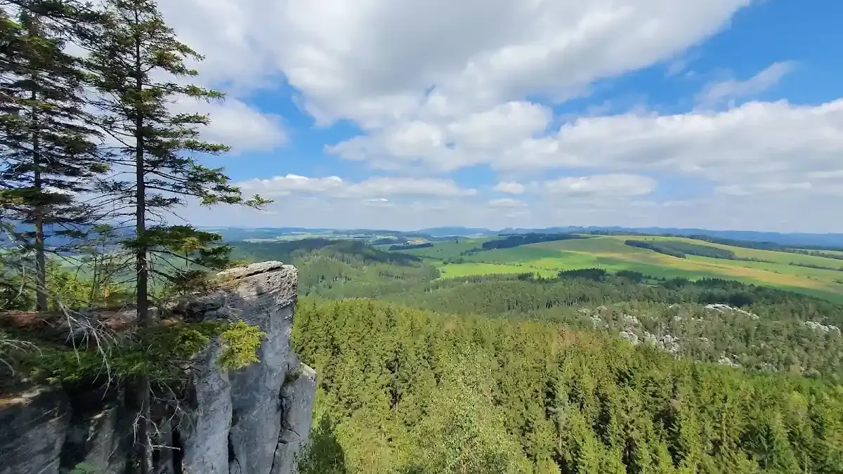 Ostaš: Skalny labirynt bez kolejek – nastrojowa alternatywa dla zatłoczonych szlaków