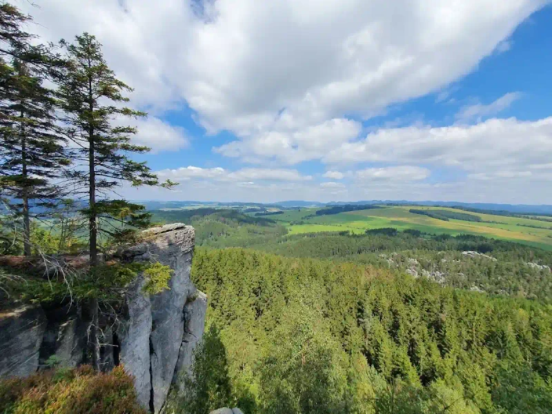 Ostaš: Skalny labirynt bez kolejek – nastrojowa alternatywa dla zatłoczonych szlaków