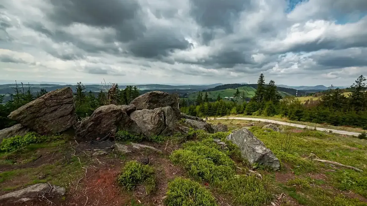 Przełęcz Jugowska: Serce Gór Sowich dla aktywnych