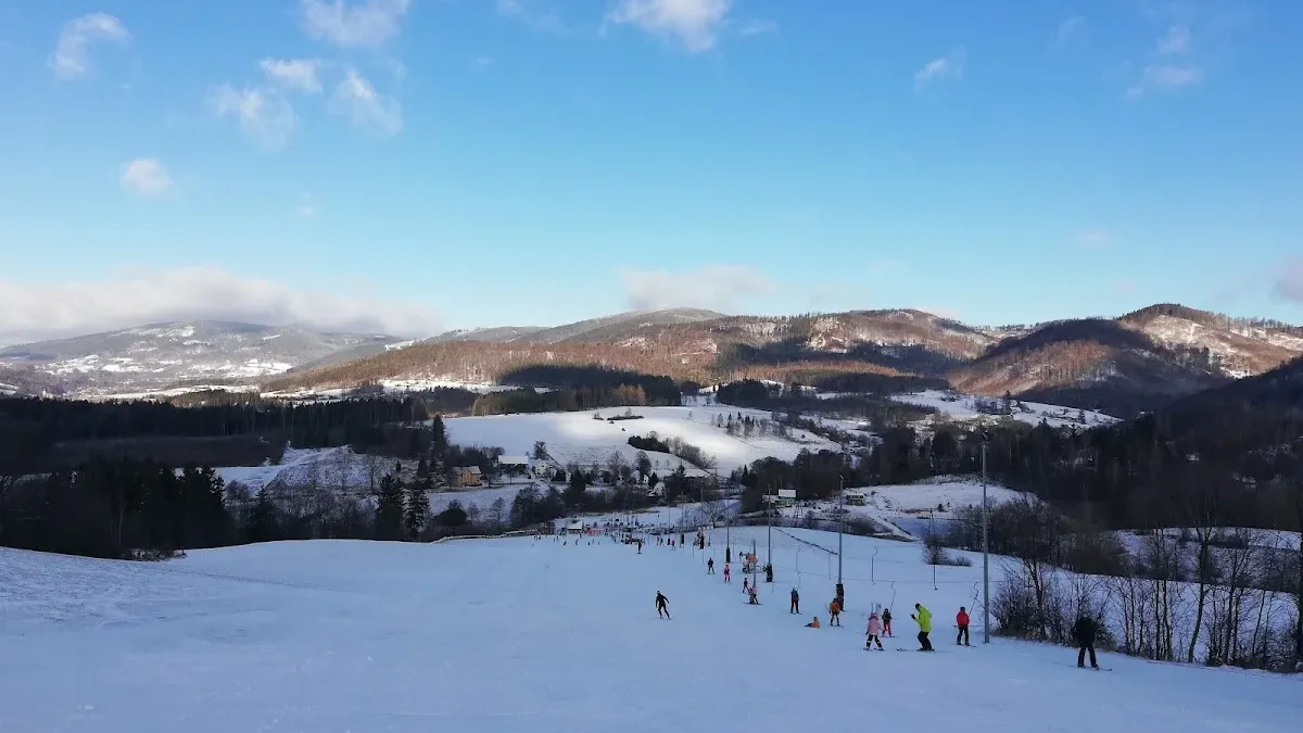 Wyciąg 'Przy Górze' w Przygórzu: Domowa atmosfera, ognisko i narciarskie początki