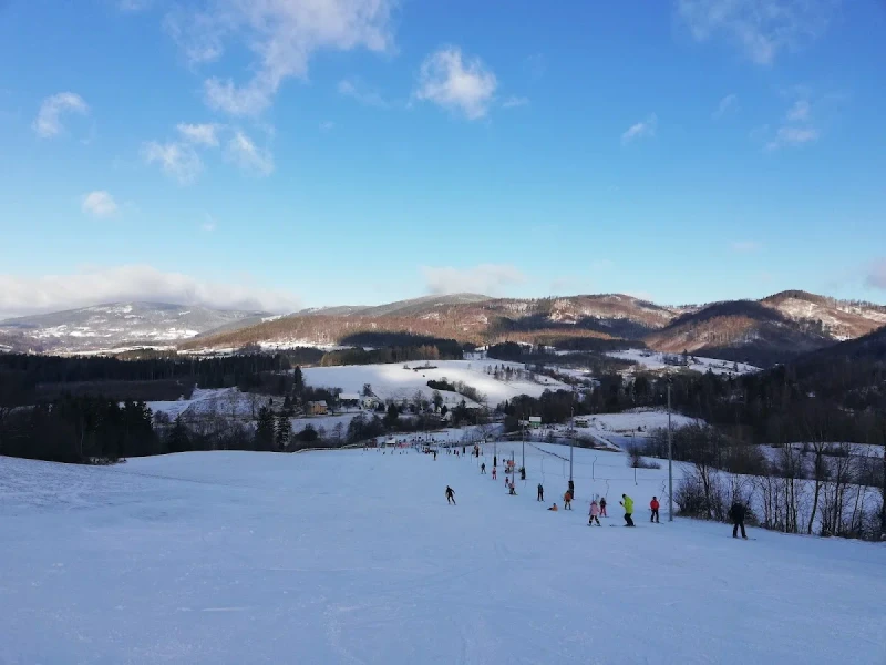 Wyciąg 'Przy Górze' w Przygórzu: Domowa atmosfera, ognisko i narciarskie początki