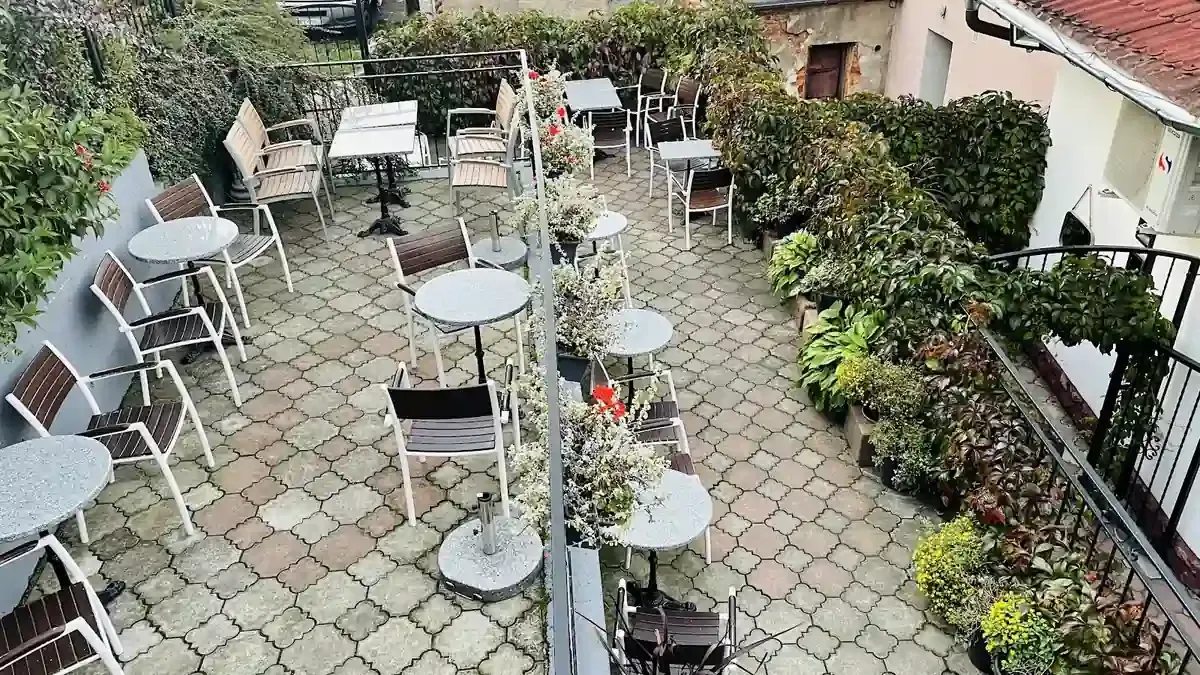 Siła gościnności w małych biznesach – Kawiarnia Biała Lokomotywa