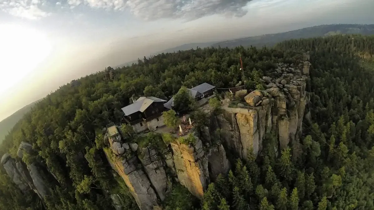 Schronisko na Szczelińcu: Ponad chmurami, czyli zimowy tron Gór Stołowych