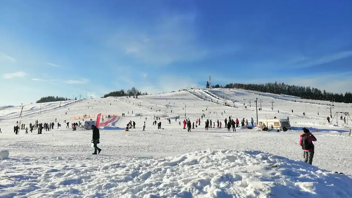 Przełęcz Sokola: Kultowe orczyki, legenda tosta i magia zimy w sercu Gór Sowich