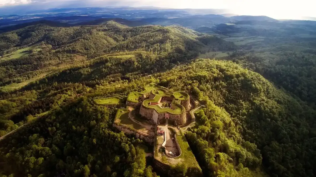 Nocna strona powiatu kłodzkiego – gdzie warto wybrać się po zmroku?