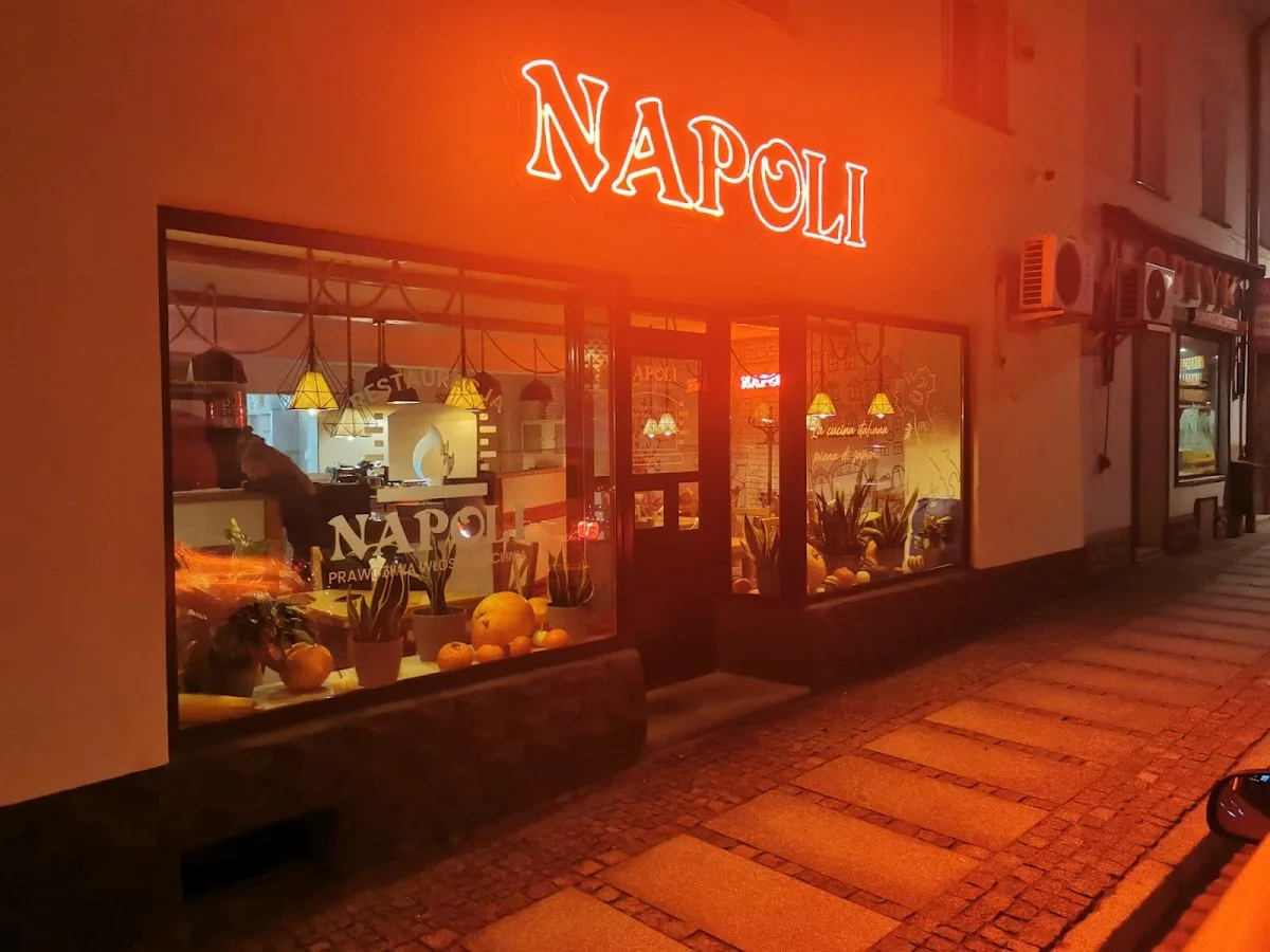 Nastrojowo podany gulasz warzywny – idealny na mroźny dzień.