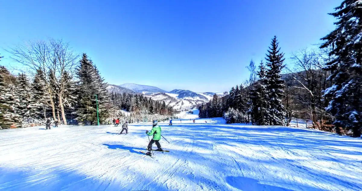 Szeroka trasa narciarska w Pisarzowicach przygotowana ratrakiem.
